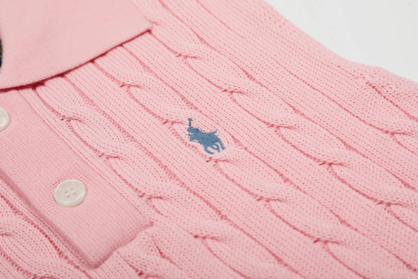 P166 💰 "Top quality" Style number: DS023# (not off the shelves all year round) [Ralph Lauren POLO lapel solid color pony embroidered logo knitted vest short sleeves] ✅Ralph Lauren Ralph Lauren classic basic versatile all-season cardigan knitted POLO vest vest short sleeves ✅Main supplier platform live broadcast Wholesale entity Replacement when out of stock Not off the shelf ✅ZP quality 1:1 version Scan the code to enter the GF website Counter quality ✅Details and quality are the only one in Guangzhou. Imported quality cotton yarn, focusing on high-end, cost-effective. Needless to say good quality. ✅Restore the original version. The maximum size can be worn up to 150 pounds. Loose, comfortable and stress-free. Olive green, denim blue, Chinese red